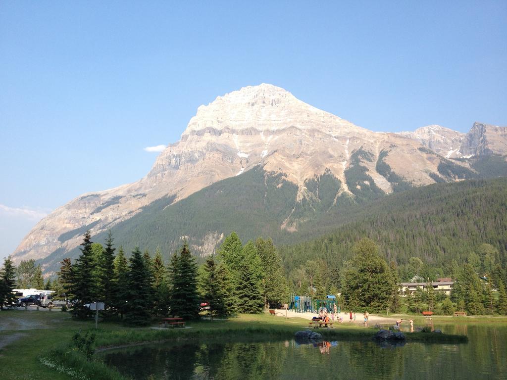 Canadian Rockies Inn - Adults Only Филд Экстерьер фото